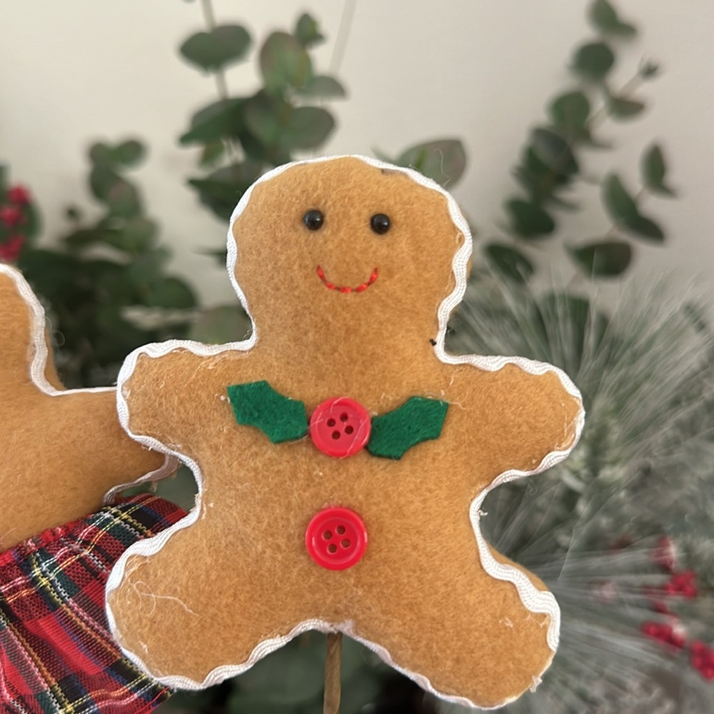 Christmas gingerbread boy girl picks garlands table scape floral centerpieces - Picture 3 of 6